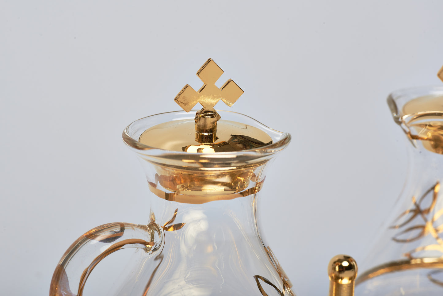Servizio Ampolle Decorate su Vassoio in Ottone Dorato